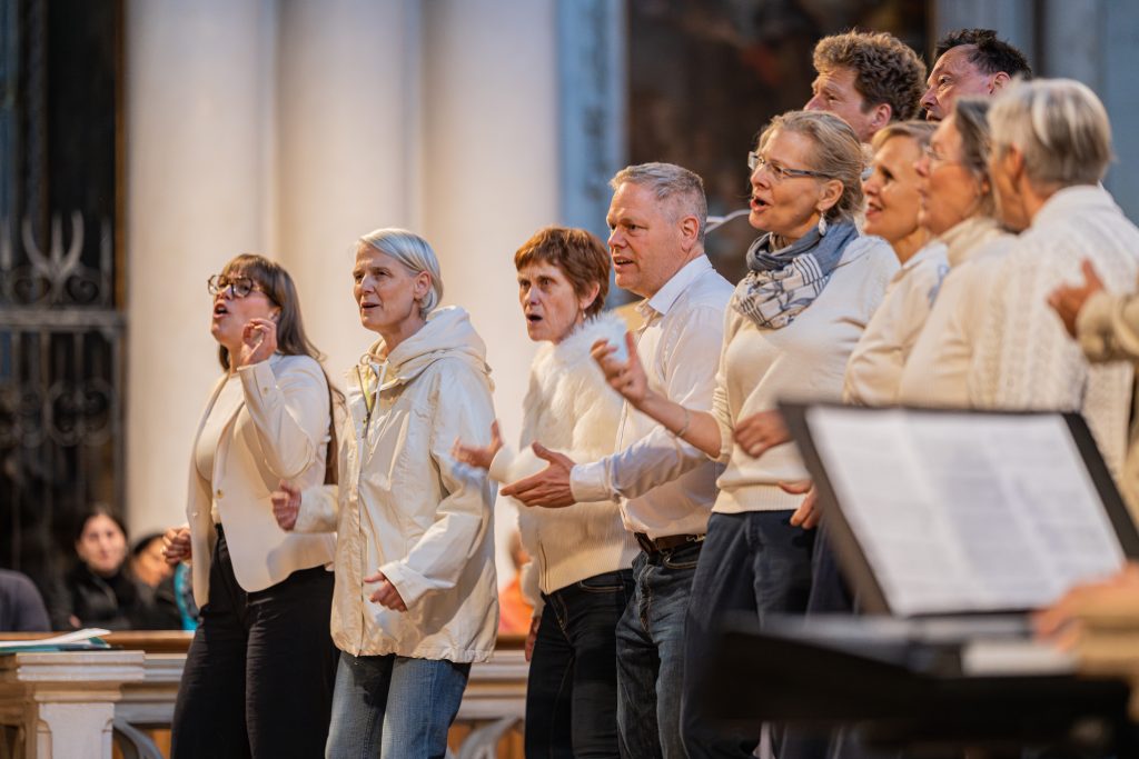 Der Salzburg Community Gospel Choir beim Singen in der Kirche